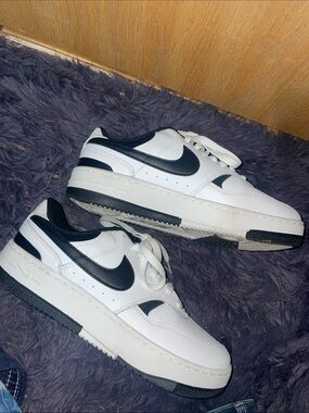 Nike Men’s White & Black Low-Top Sneakers with Black Swoosh